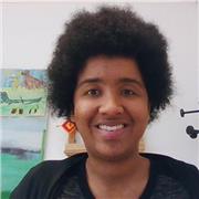 ragazza impartisce lezioni di storia per studenti delle medie e scuole superiori